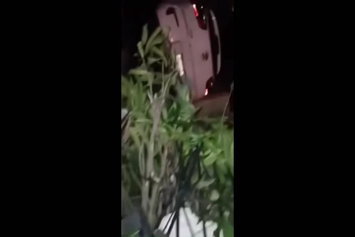 Video: Conductor se queda dormido y cae en el patio de una casa en ...